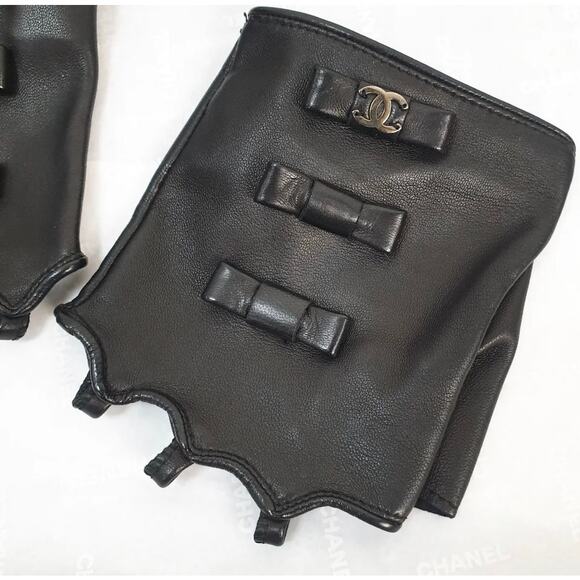 NWOB CHANEL Lambskin Black CC Logo Bow Fingerless Gloves Mittens  -7.5 - Picture 4 of 6